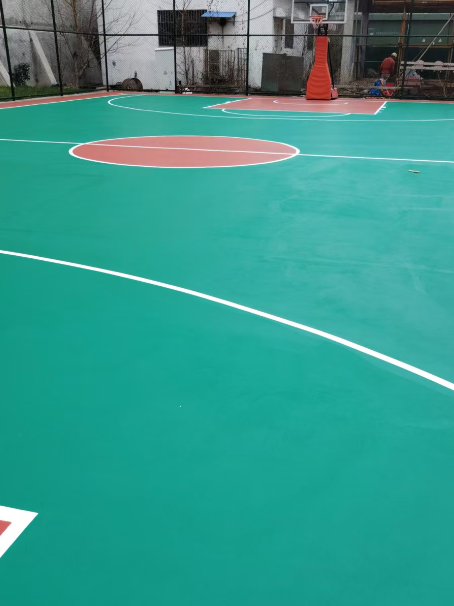阿荣 球场长期使用易出现地面开裂
